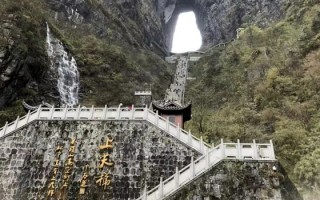 张家界跳崖，张家界游客坠崖女孩