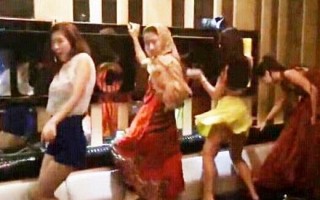 国外恶搞怪女视频大全，国外恶搞视频让美女哈哈大笑